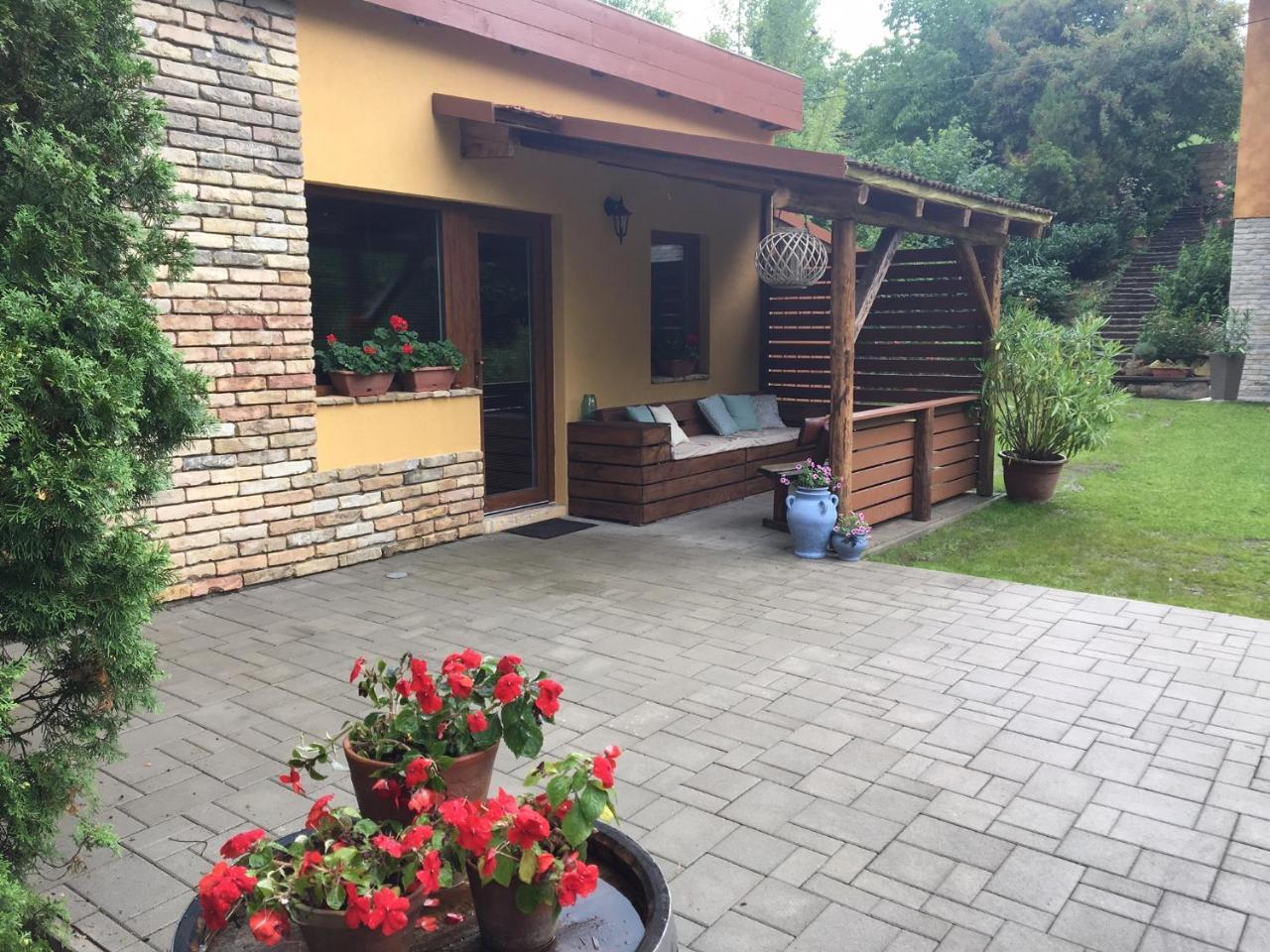 Tulipan Apartman Eger Exterior photo